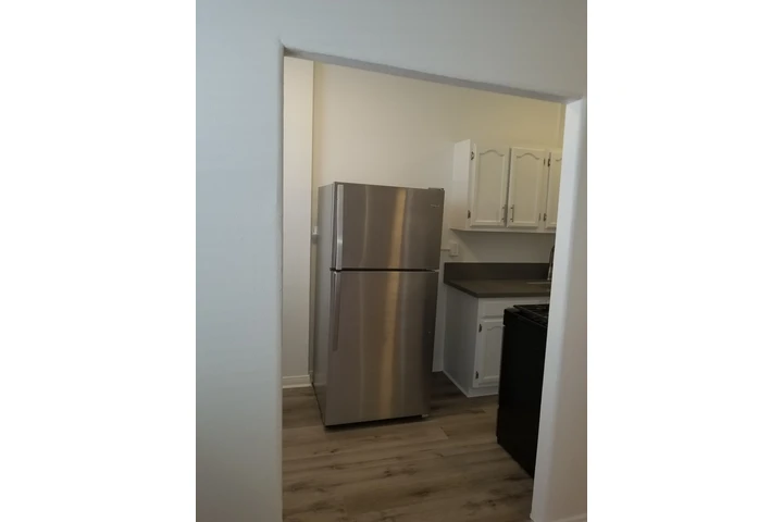 $1475 : 1656 West 11th Place image 4