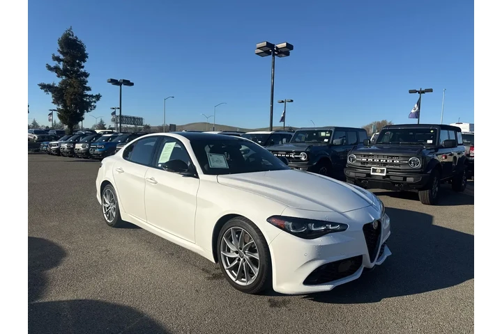 $35999 : Alfa Romeo Giulia 2025 4dr S image 1