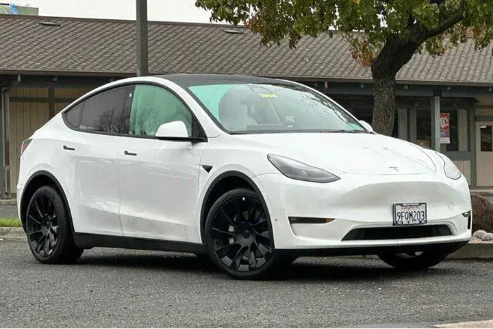 $28914 : Tesla Model Y 2023 AWD 4dr C image 2