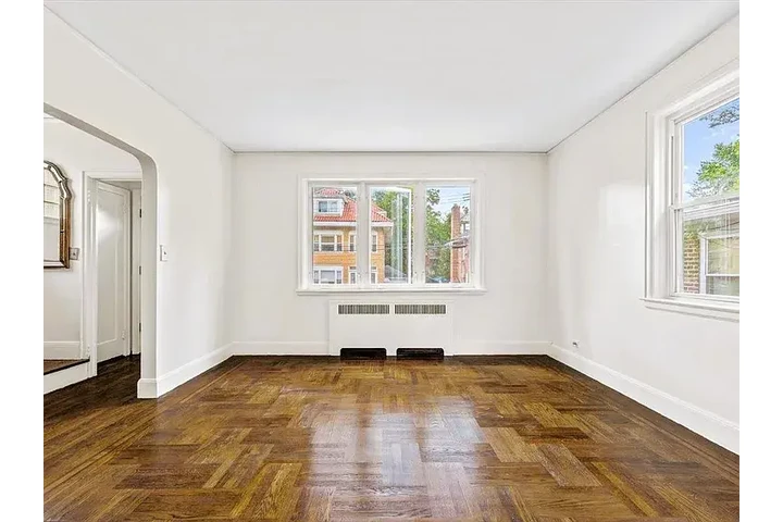 $900 : 3 Bedroom 1 bathroom image 2