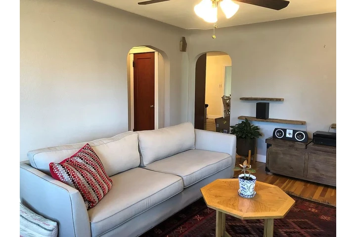 $1400 : Bright and updated two bedroom image 4