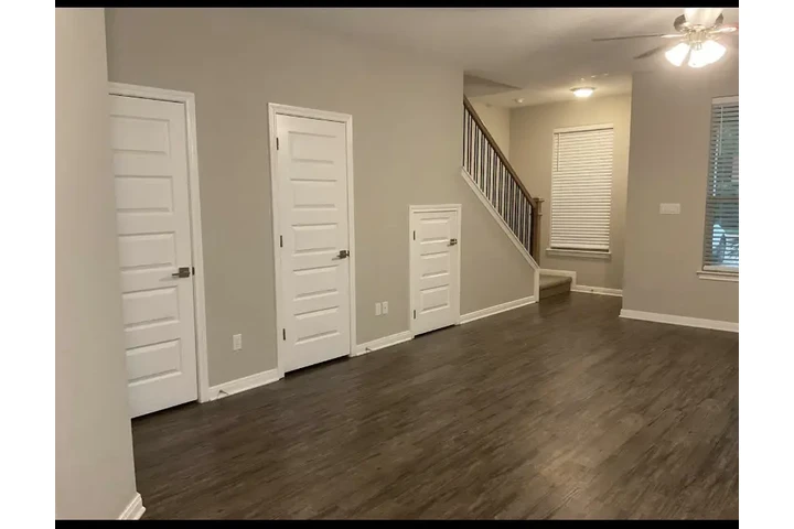 $1050 : 3Bed/2bath image 3