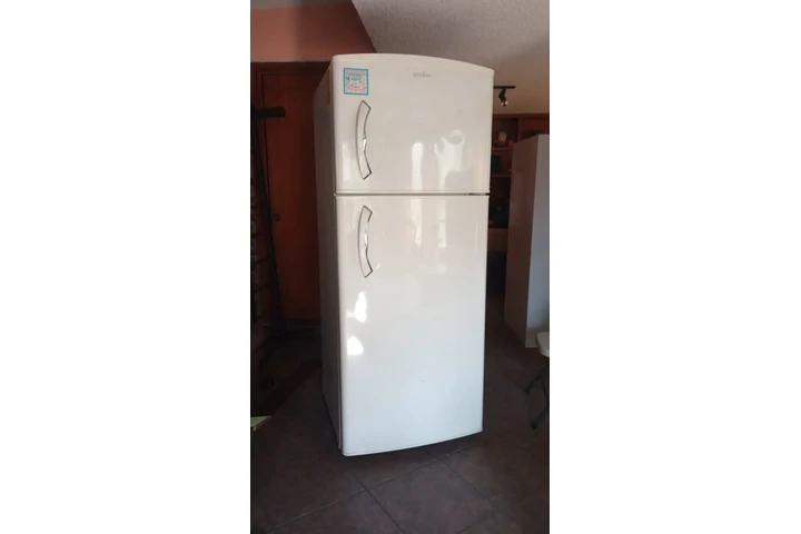 $6150 : Refrigerador Blanco Mabe Usado image 9