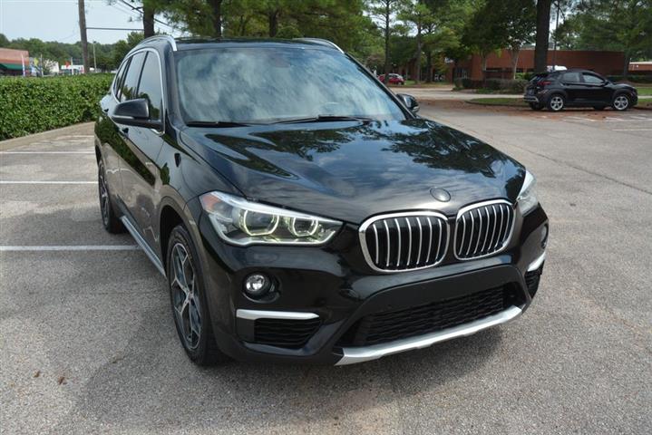 2017 BMW X1 sDrive28i image 4