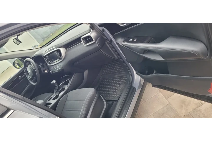 $9500 : 2020 Kia Sorento LX image 3