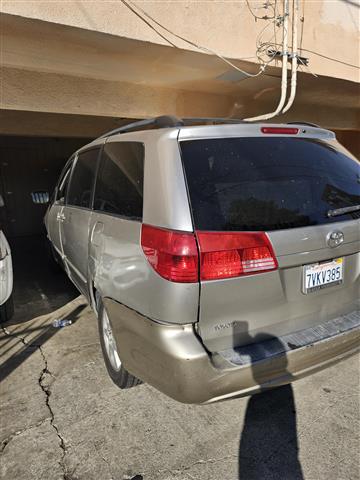 $2950 : Vendo toyota sienna image 6