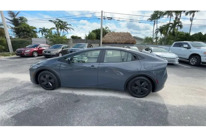 $27990 : Toyota Prius 2025 LE 4dr Hat image 5