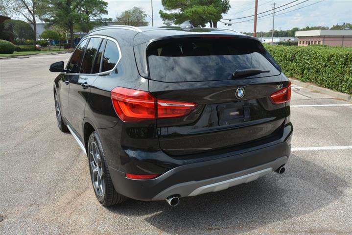 2017 BMW X1 sDrive28i image 9