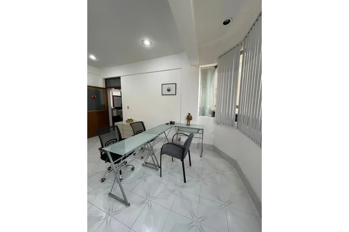 $5500 : RENTA DE OFICINA AMUEBLADA image 2