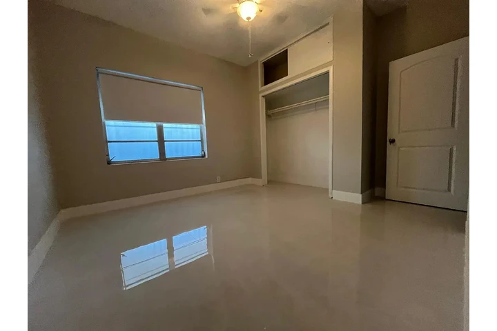 $1200 : Freshly painted spacious home image 5