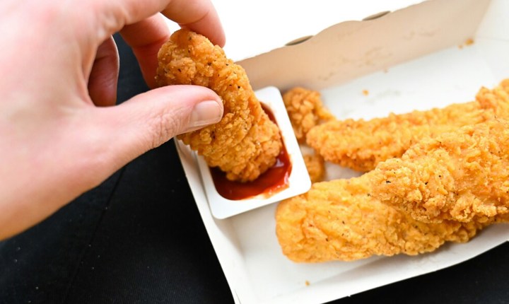 Persona comiendo comida procesada