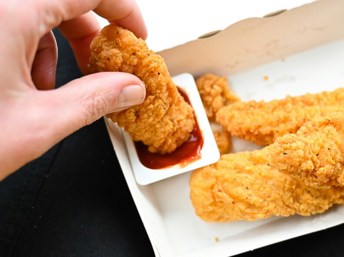 Persona comiendo comida procesada