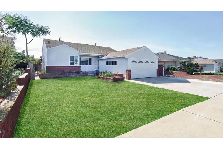 $2390 : Neat Frontyard image 1