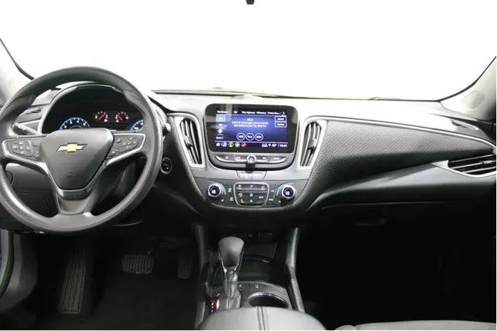 $21988 : Chevrolet Malibu 2024 LT 4dr image 2