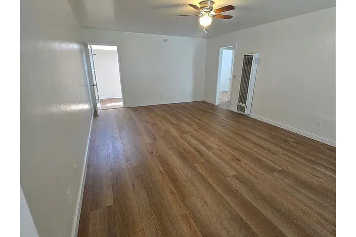 $900 : Fully fenced front & backyard! image 5