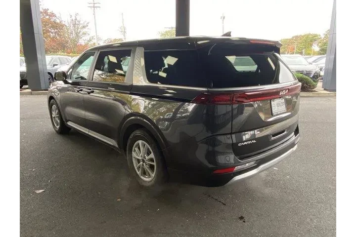 Kia Carnival 2024 LX 4dr Min image 7