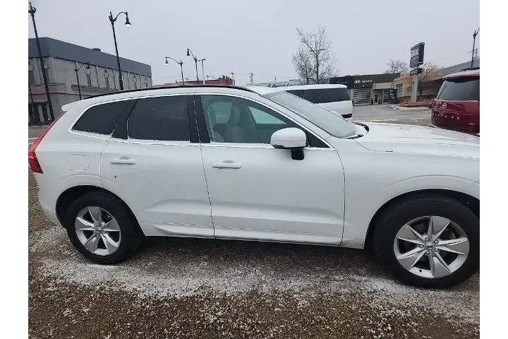 $20990 : Volvo XC60 2022 AWD B5 Momen image 4