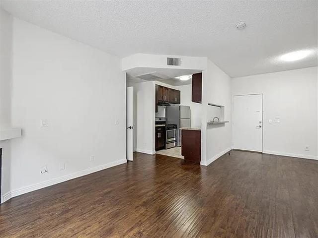 $1400 : 2 BED 2 BATH image 4