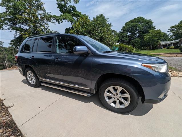 $8500 : 2012 Toyota highlander SUV image 2