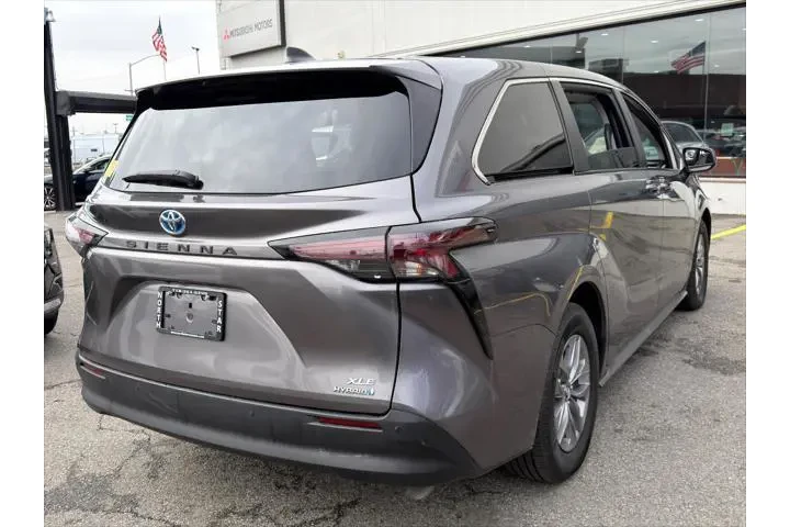 $33495 : Toyota Sienna 2023 XLE 8-Pas image 4