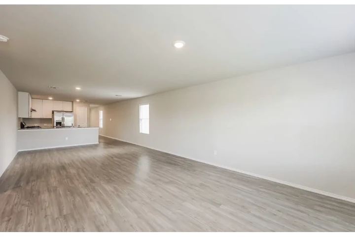 $1900 : Single family home image 3