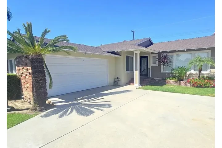 $2800 : 3 BEDROOM HOUSE GARAGE PARKING image 1