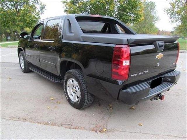 $8000 : 2008 Chevy AVALANCHE LT image 2