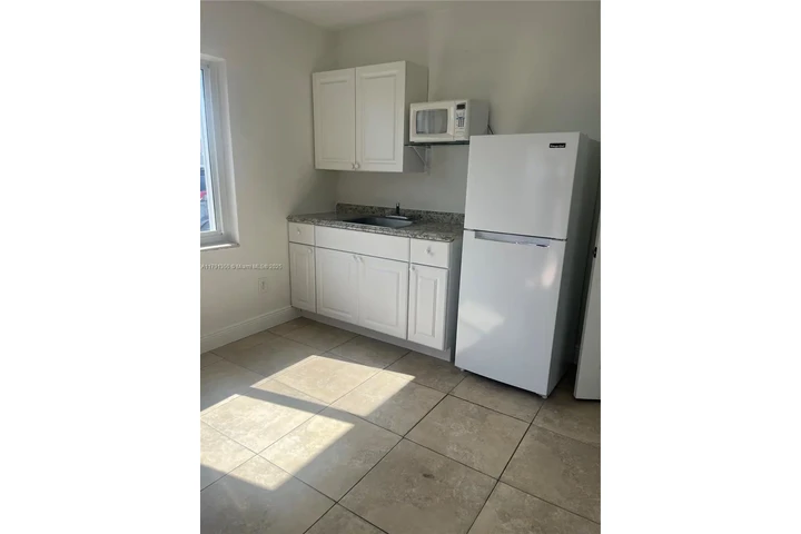$1800 : ALQUILO EFFICIENCY CERCA A FIU image 5