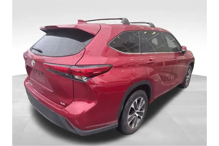 $31621 : Toyota Highlander 2022 XLE 4 image 1