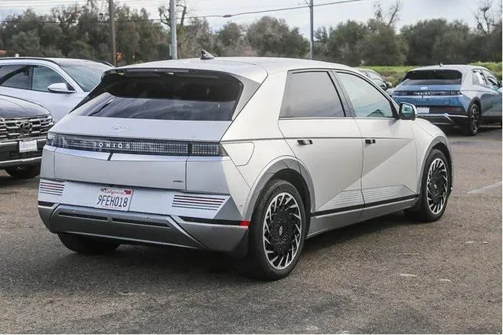 $29991 : Hyundai IONIQ 5 2023 AWD Lim image 4