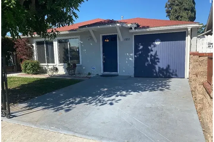 $2350 : Updated kitchen incl 4bed/ 4ba image 2