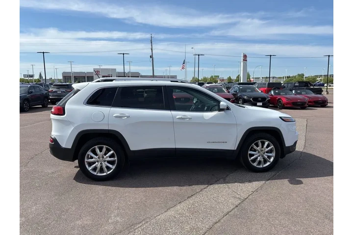 $10990 : 2015 Cherokee Limited image 4
