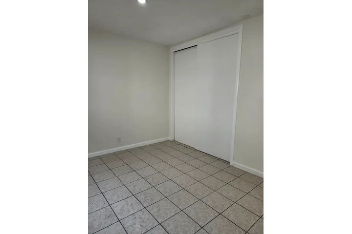 $1100 : About 1010 Garfield Ave Unit 1 image 7