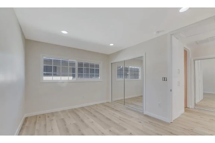 $1550 : Available 1Bed Apt in Carson image 6