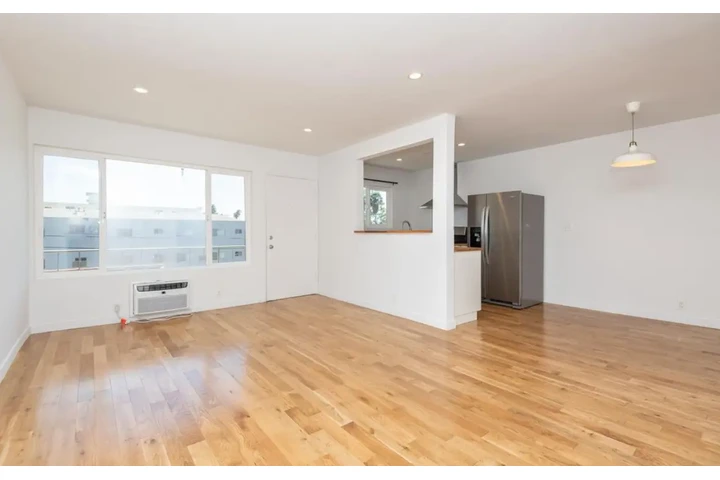 $1890 : 2BED 2BATH IN VERMONT AVE, LA image 3