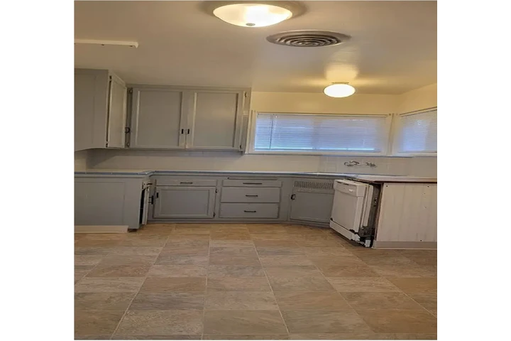 $900 : Freshly painted home image 4