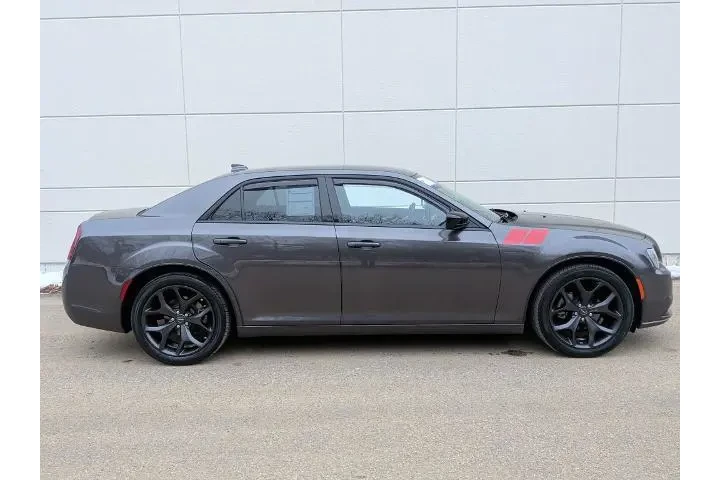 $23292 : Chrysler 300 2022 Touring 4d image 5