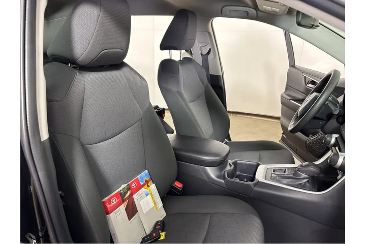 $35989 : Gold Certified2025 RAV4 XLE image 5