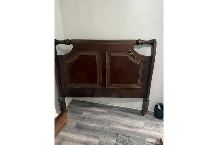 $150 : Cama Queen de madera image 1