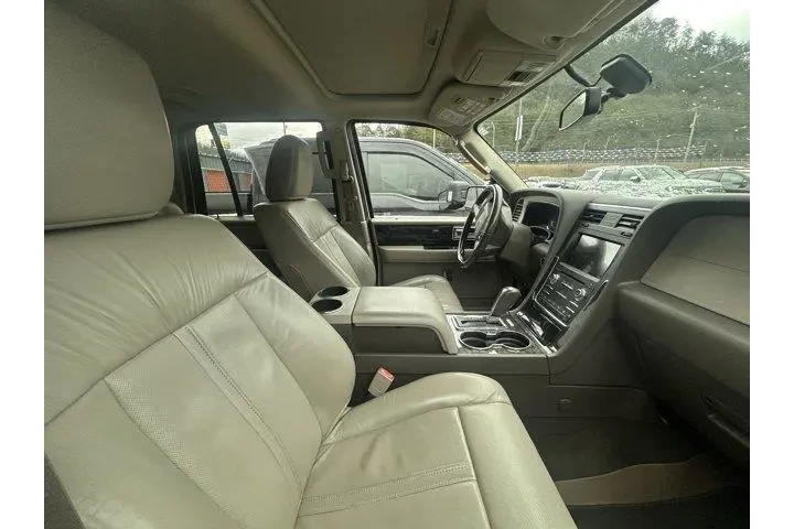 $12999 : Lincoln Navigator 2016 4x4 S image 9