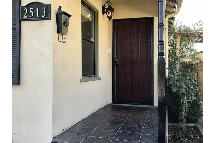 $900 : Hermosa casa de 3 dormitorios image 2