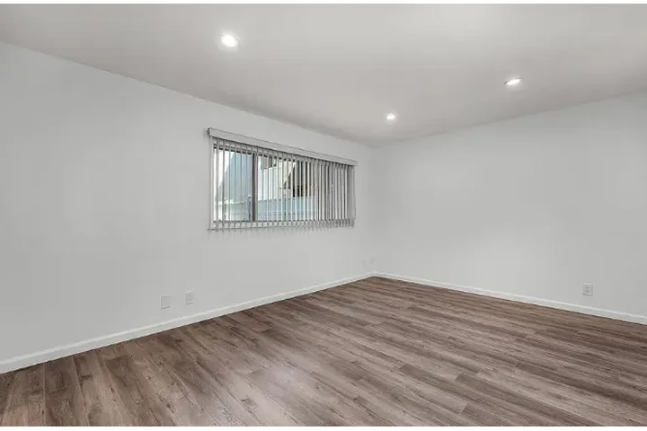 $2000 : 2 Bed Apt in Kenmore Ave, LA image 5