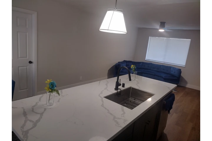 $750 : UN CUARTO PARA RENTAR image 3