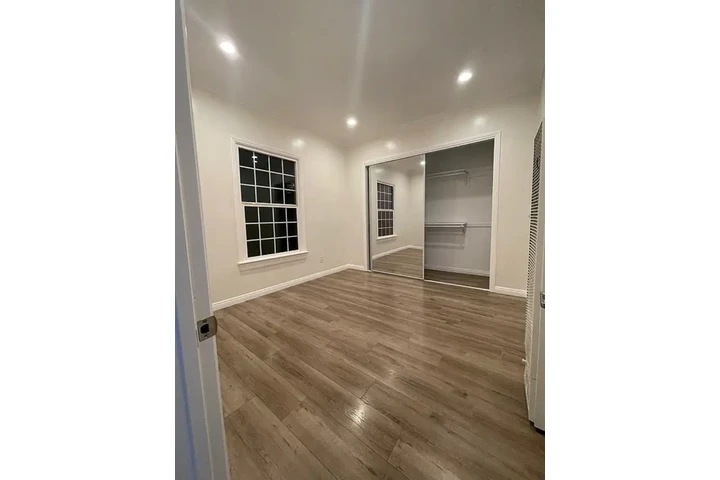 $2350 : 3 Bedroom House in Koreatown image 5