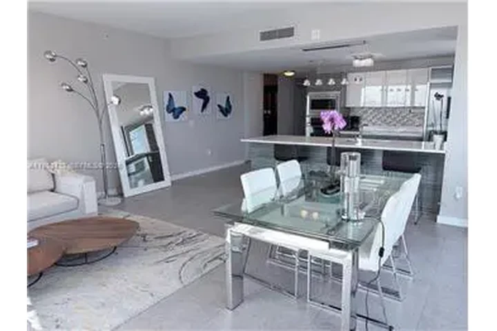 $5850 : Rental property with 3 bedro image 2