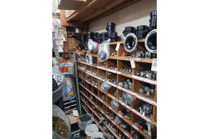 $225000 : Ferreteria Hardware Store image 2