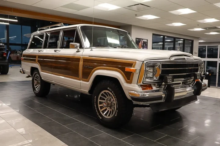 $69988 : 1987 GRAND WAGONEER image 3