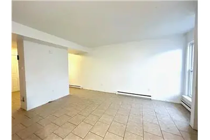 $550 : Rental property with 2 bedro image 4