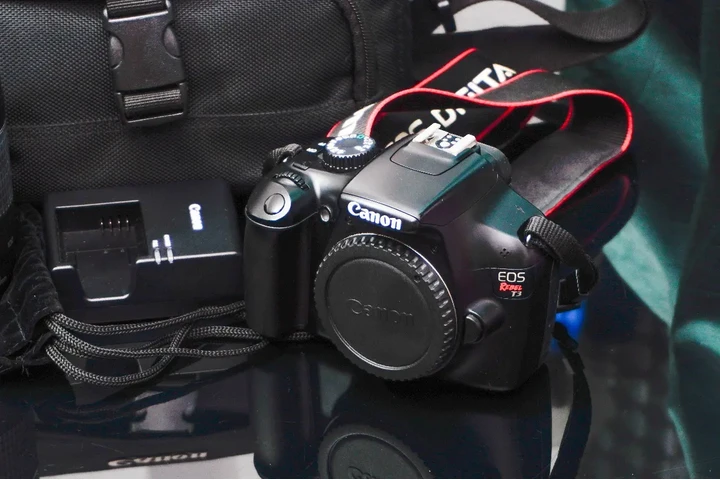 $5500 : Camara canon T3 con dos lente image 2