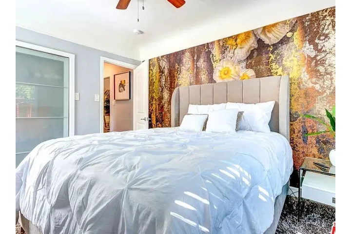 $2140 : Large living area with an open image 2